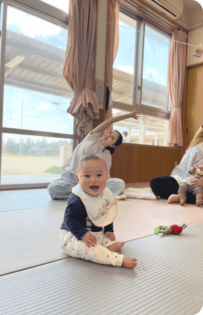 ヨガをするママと笑顔の赤ちゃん