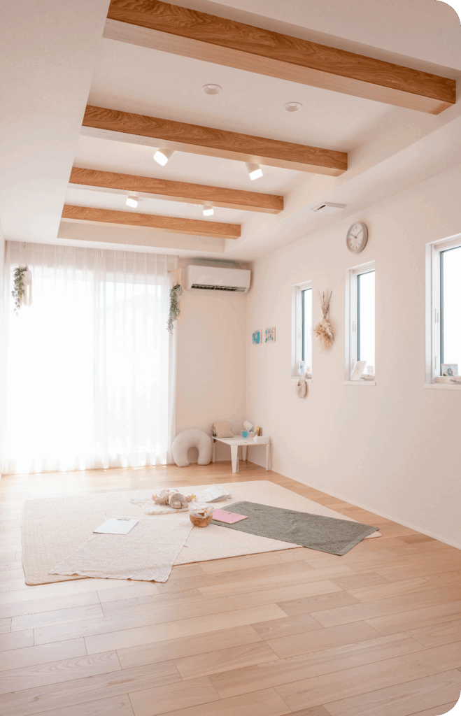 ナチュラルな内装の部屋の中