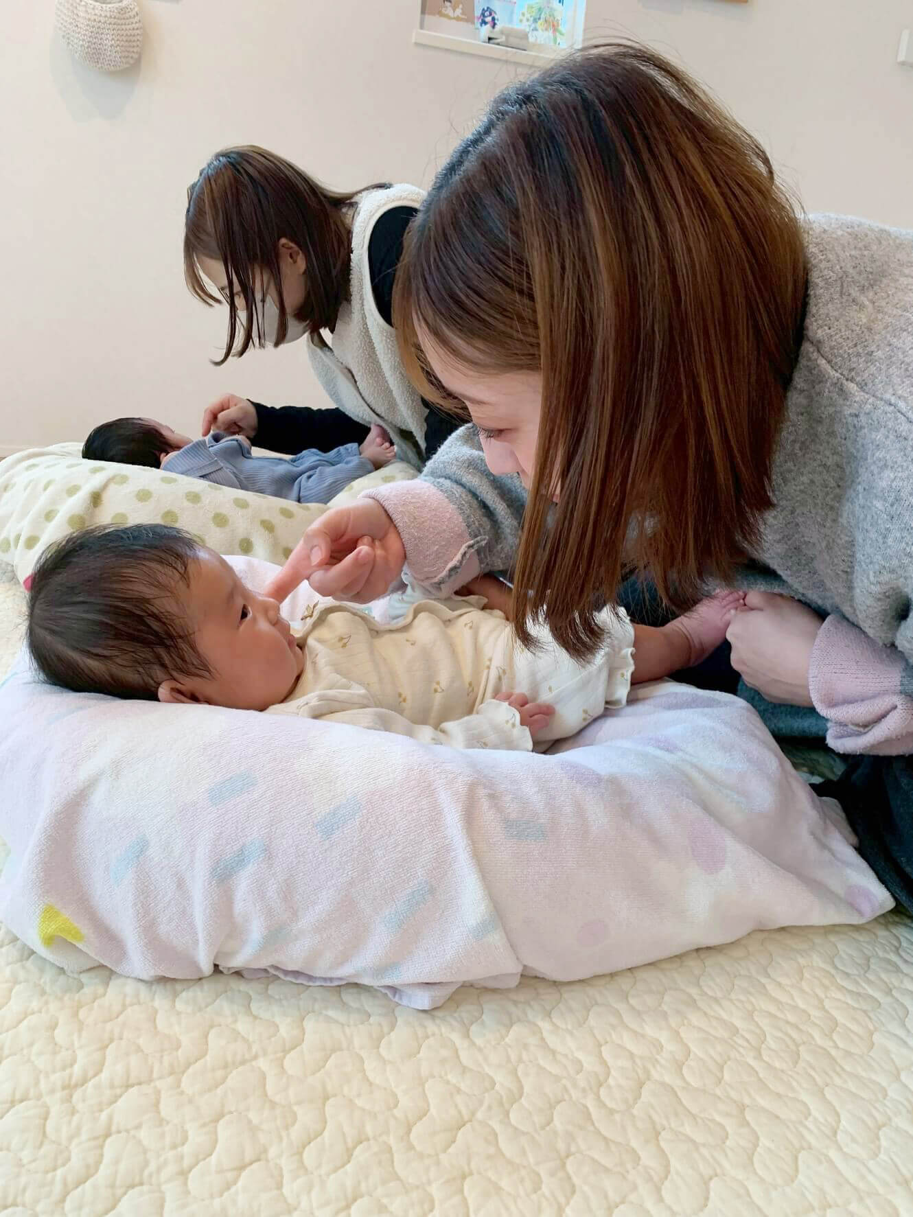 赤ちゃんの鼻に触れているママ